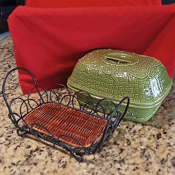 TEMP-TATIONS Presentable Ovenware Covered Green Casserole Dish. 4 Qt. by Tara. - Picture 2 of 16